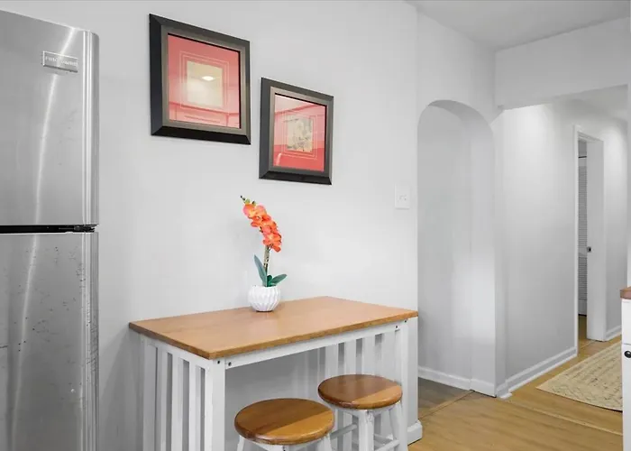 Great Two Bedroom W Off Street Parking To Explore The Close To Downtown Airport Ballparks Apartment