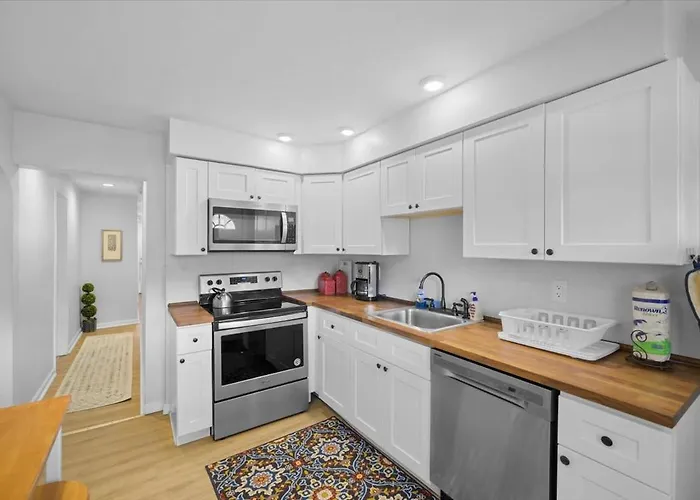 Apartment Great Two Bedroom W Off Street Parking To Explore The Close To Downtown Airport Ballparks *