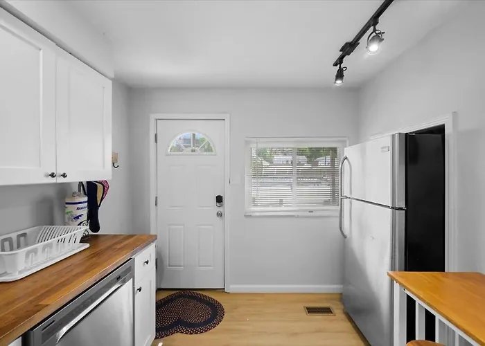 Great Two Bedroom W Off Street Parking To Explore The Close To Downtown Airport Ballparks