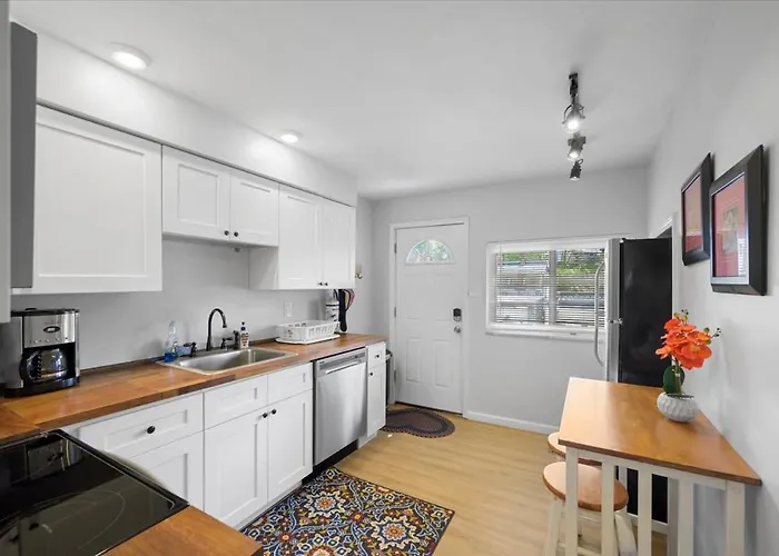 Great Two Bedroom W Off Street Parking To Explore The Close To Downtown Airport Ballparks * Pittsburgh