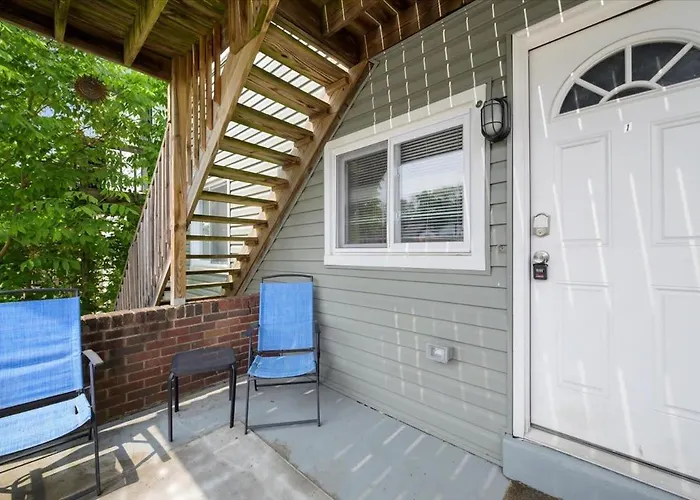 Great Two Bedroom W Off Street Parking To Explore The Close To Downtown Airport Ballparks Apartment Pittsburgh
