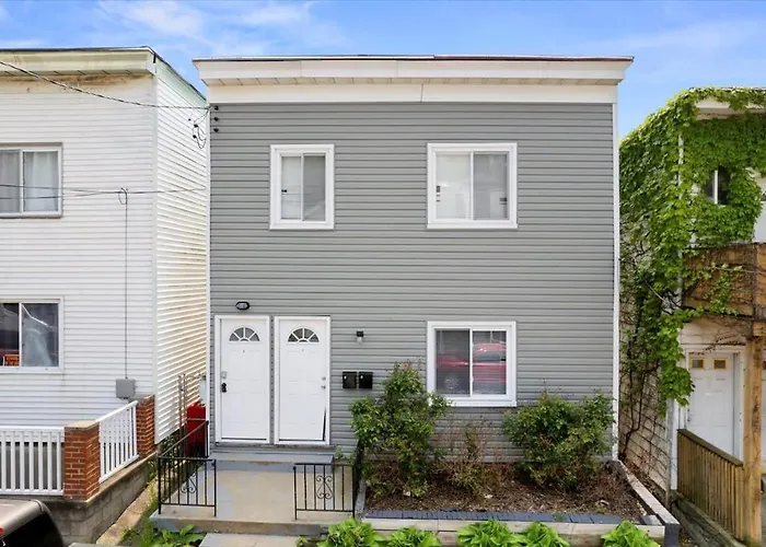 Great Two Bedroom W Off Street Parking To Explore The Close To Downtown Airport Ballparks Apartment