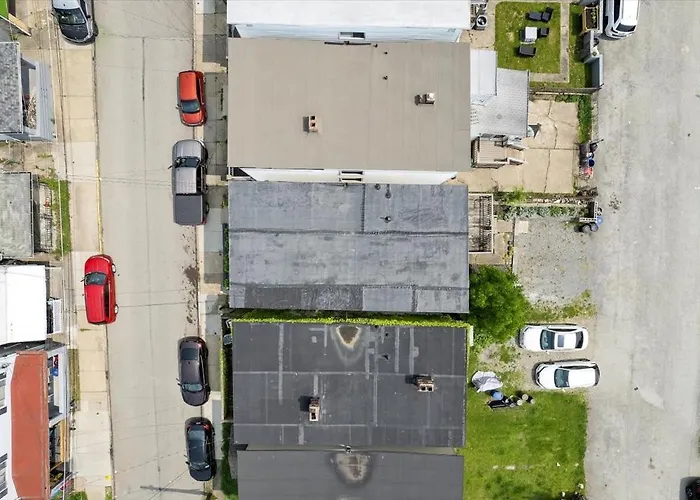 Apartment Great Two Bedroom W Off Street Parking To Explore The Close To Downtown Airport Ballparks Pittsburgh
