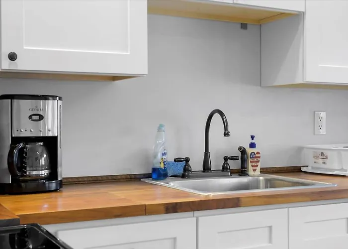 Apartment Great Two Bedroom W Off Street Parking To Explore The Close To Downtown Airport Ballparks *