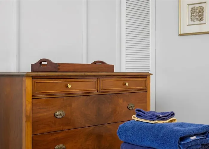 Great Two Bedroom W Off Street Parking To Explore The Close To Downtown Airport Ballparks Apartment *