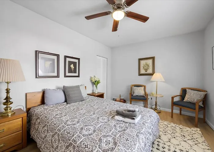 Apartment Great Two Bedroom W Off Street Parking To Explore The Close To Downtown Airport Ballparks Pittsburgh