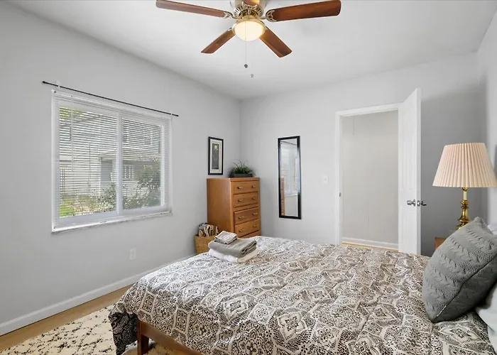 Great Two Bedroom W Off Street Parking To Explore The Close To Downtown Airport Ballparks * Pittsburgh