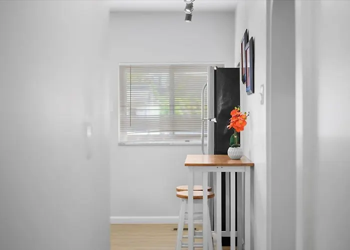 Great Two Bedroom W Off Street Parking To Explore The Close To Downtown Airport Ballparks Pittsburgh