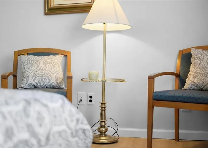 Apartment Great Two Bedroom W Off Street Parking To Explore The Close To Downtown Airport Ballparks *