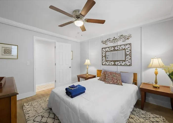 Great Two Bedroom W Off Street Parking To Explore The Close To Downtown Airport Ballparks Apartment *