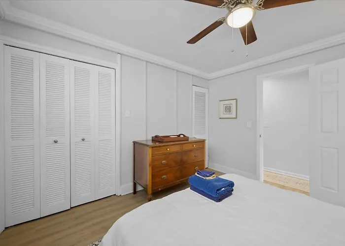 Apartment Great Two Bedroom W Off Street Parking To Explore The Close To Downtown Airport Ballparks Pittsburgh