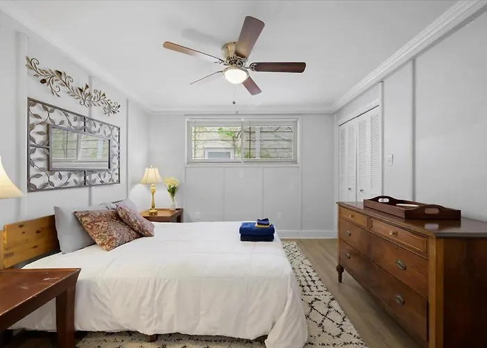 Great Two Bedroom W Off Street Parking To Explore The Close To Downtown Airport Ballparks Apartment
