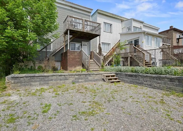 Great Two Bedroom W Off Street Parking To Explore The Close To Downtown Airport Ballparks Apartment *