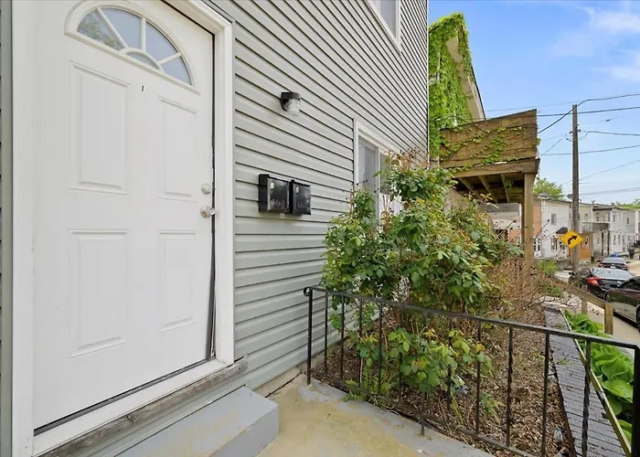 Great Two Bedroom W Off Street Parking To Explore The Close To Downtown Airport Ballparks Apartment Pittsburgh